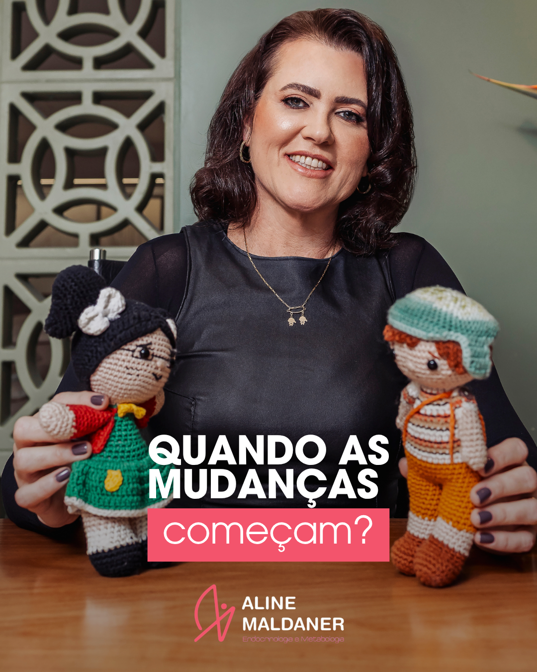 Equipe colaborando em uma mesa com materiais criativos